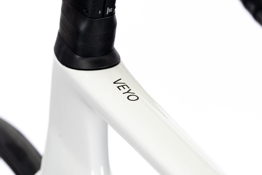 White Veyo head tube with the Veyo decal and black headset cover