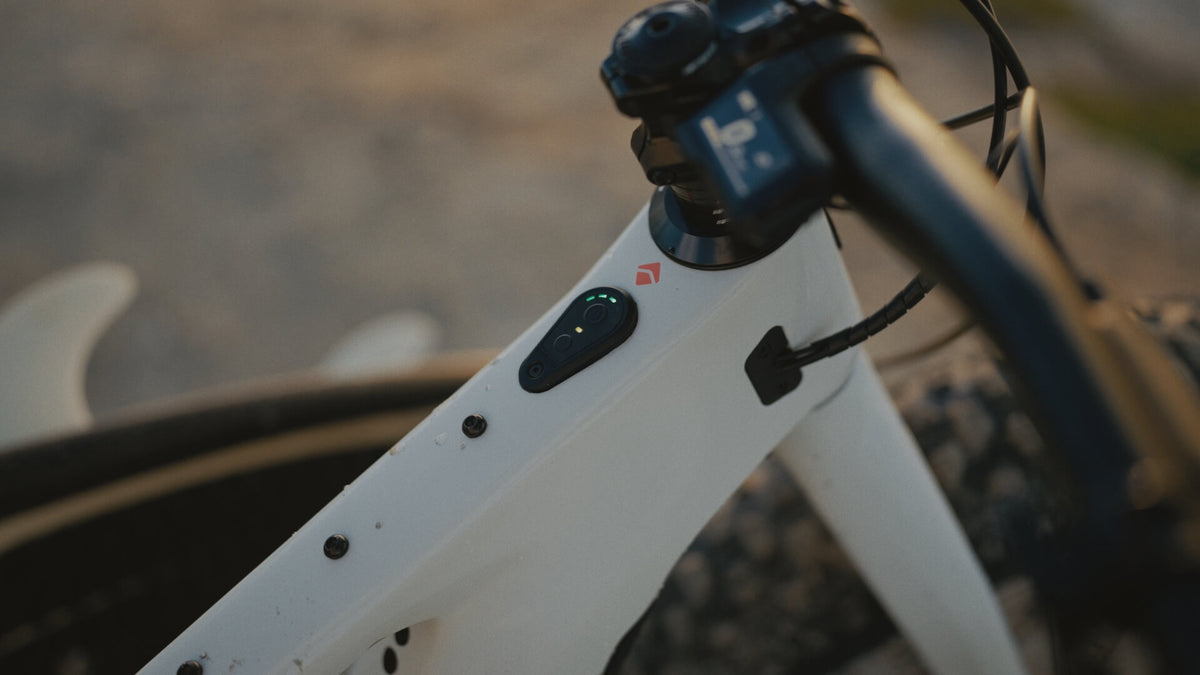 White Explorer Peak head tube with the display and handlebar in warm evening light